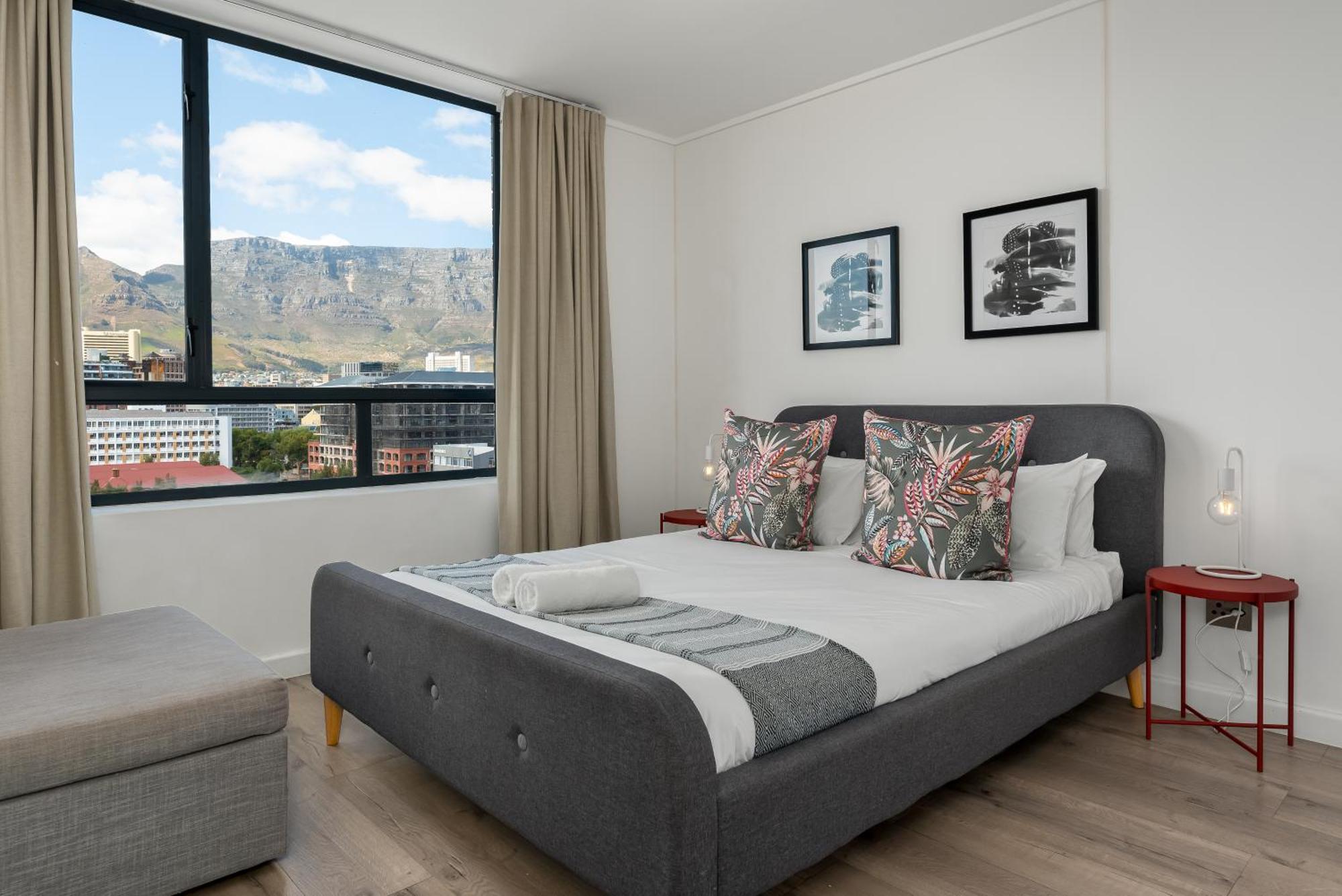 Greenwich Apartment *
