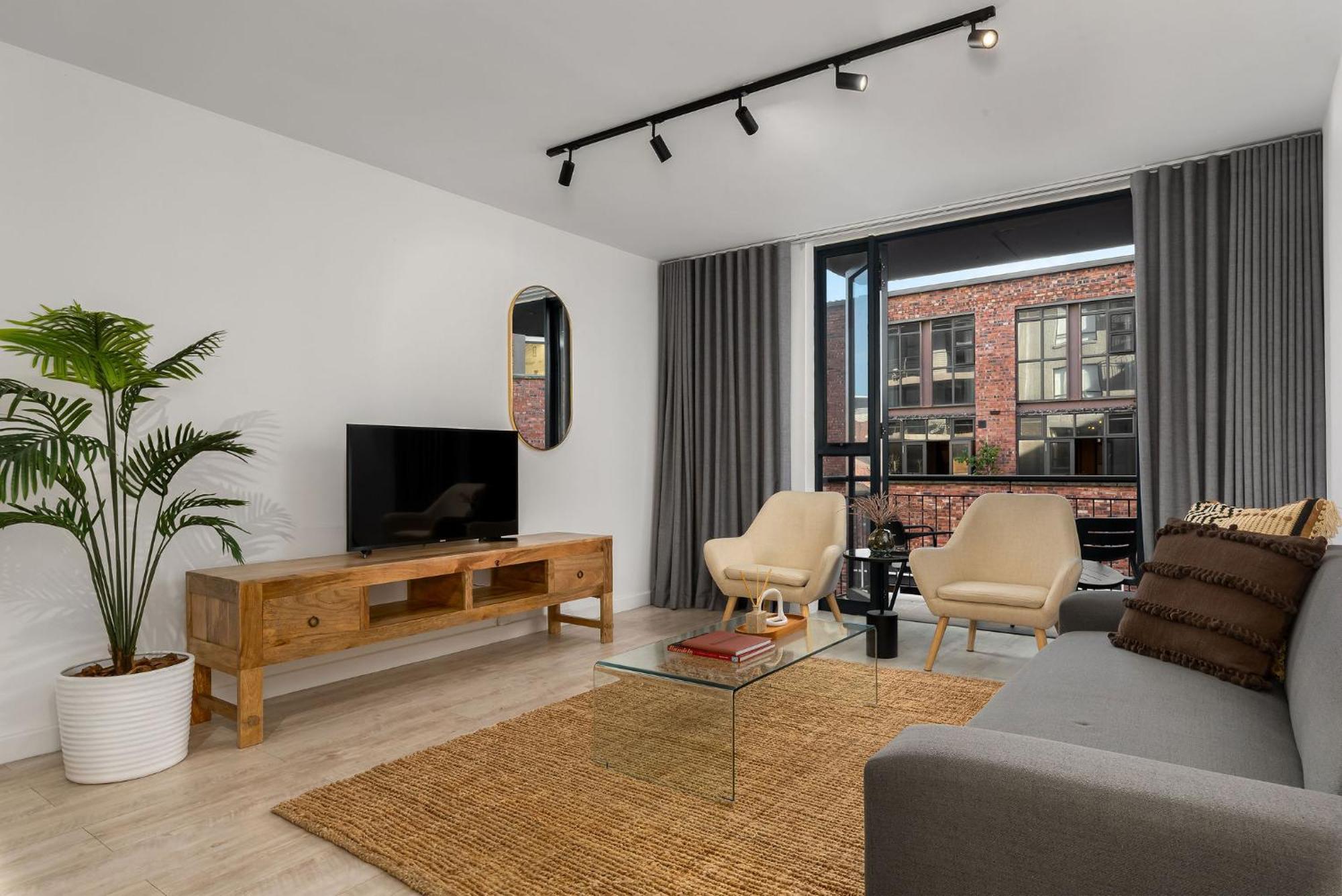 Greenwich Apartment *