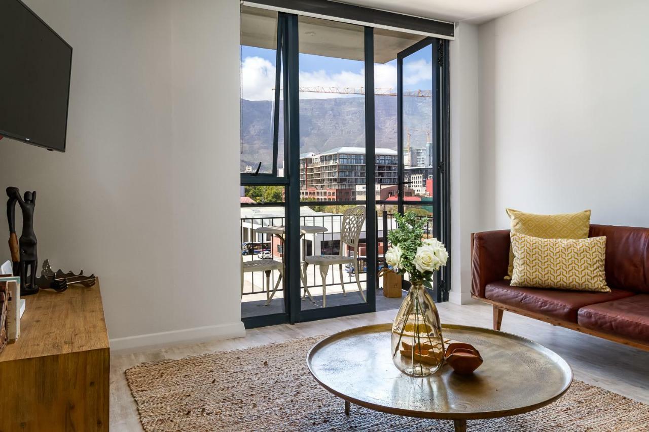 Greenwich Apartment *